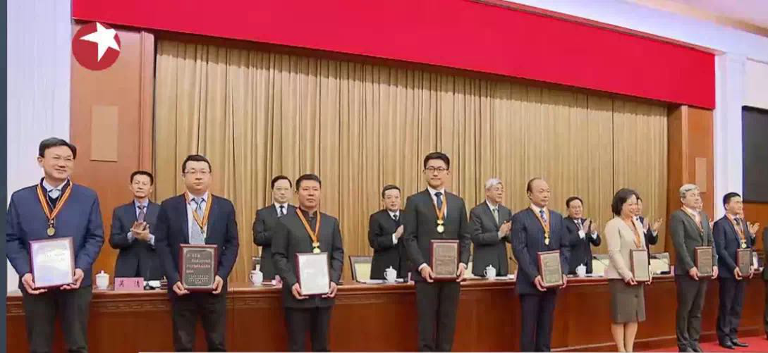 在上海市促进民营经济发展大会上，找钢网创始人兼CEO王东被授予“第五届上海市优秀中国特色社会主义事业建设者”称号